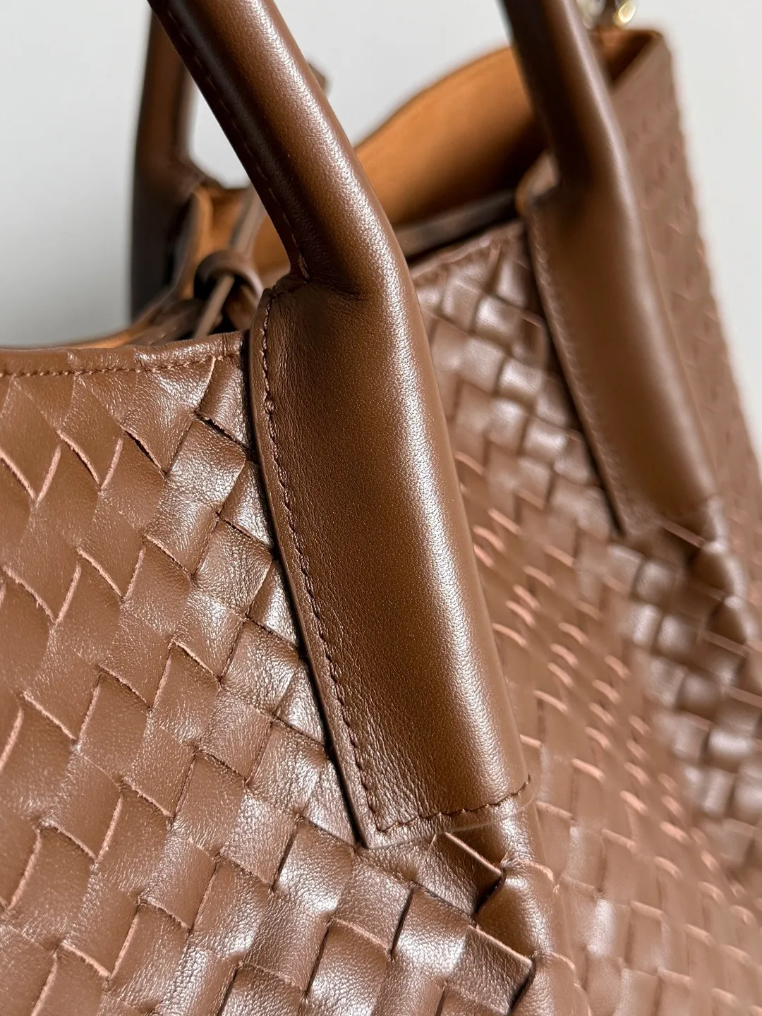 Batch 2660 Bottega Veneta 2025 new product PINACOTECA bag, iconic weaving process, skillfully crafted with 10mm Intrecciato process and equipped with suede lining. Four small strips of leather add character to the design and make the bag more stable. Relaxed yet sophisticated, casual yet refined, suede lining and double-sided design, suitable for shoulder and hand carry. The four straps can be adjusted into different shapes. One pack can be switched between two uses, easily integrating into your daily rhythm. Style number: 817166 Size: 43*23*17.5cm